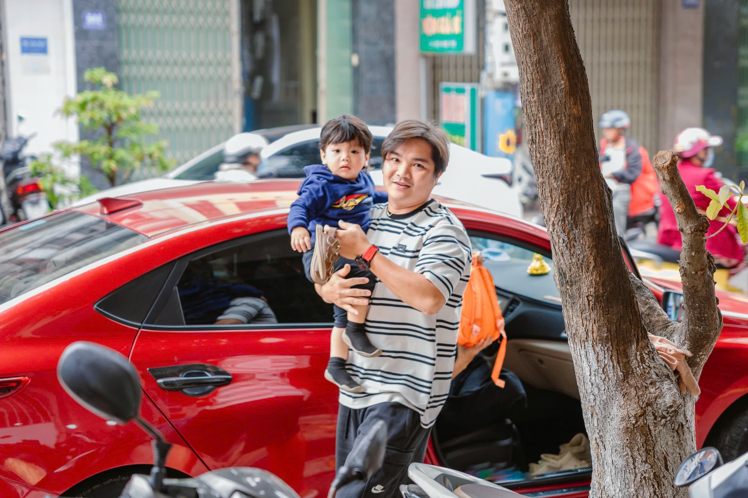 Giáo viên cùng bé vẽ tranh sáng tạo