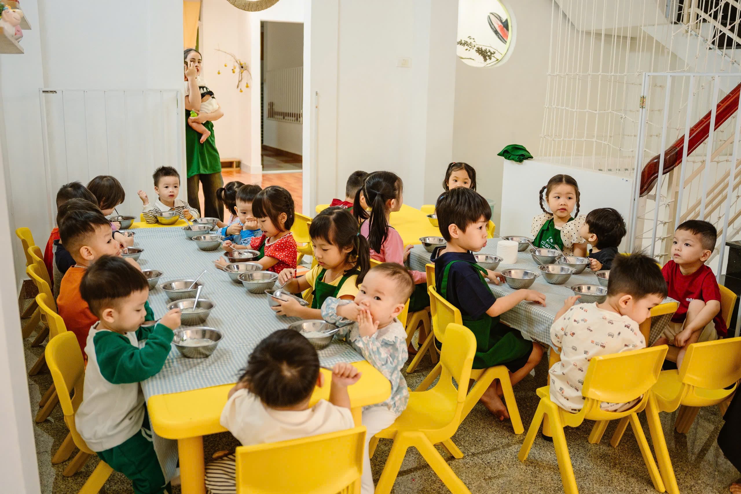 Cô giáo đọc truyện cho các bé nghe