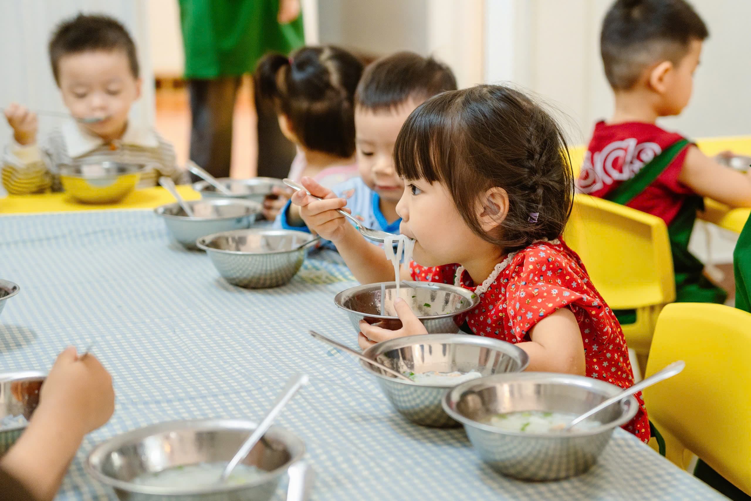 Bé và cô cùng thực hành gấp giấy origami