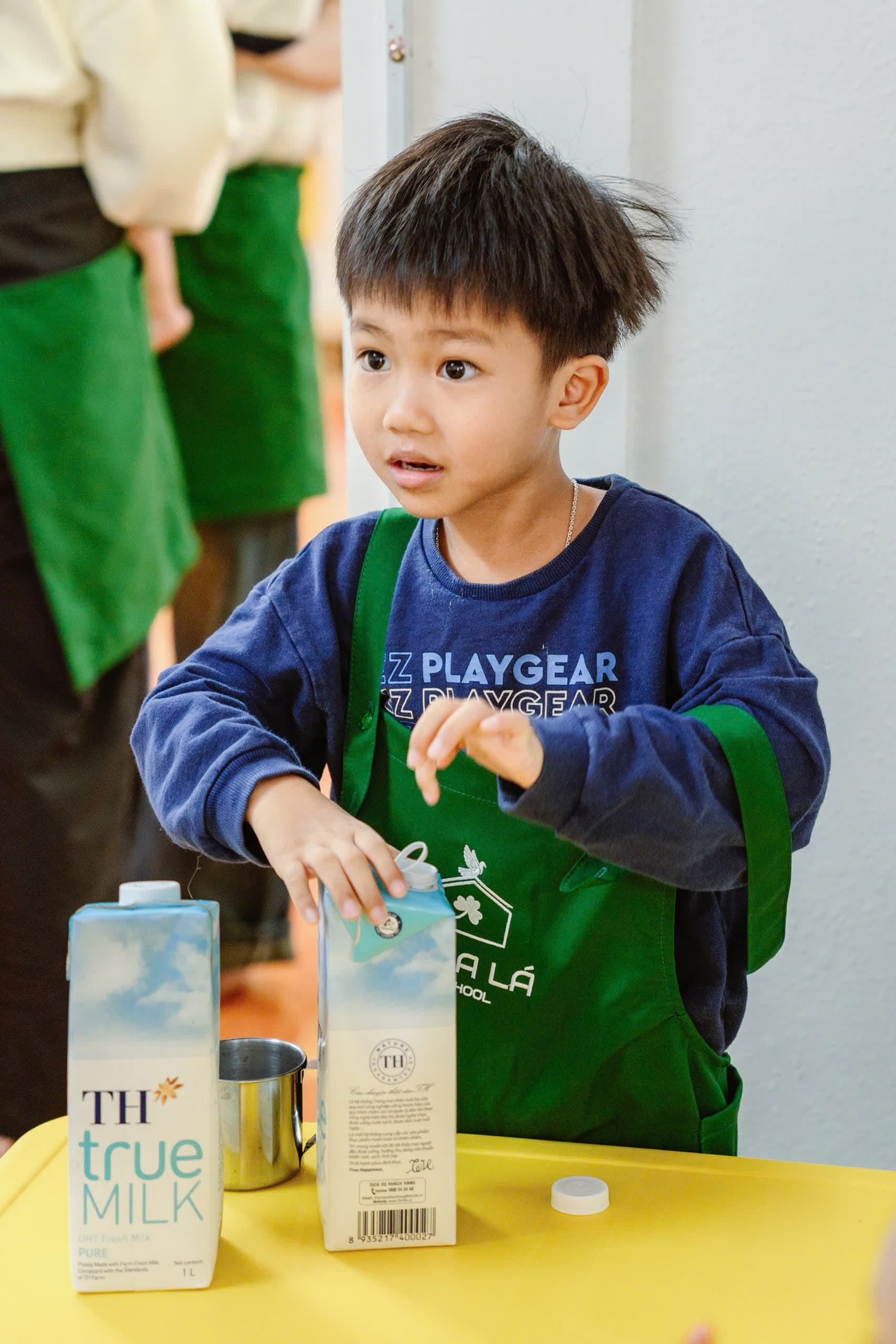 Cô giáo đọc truyện cho các bé nghe