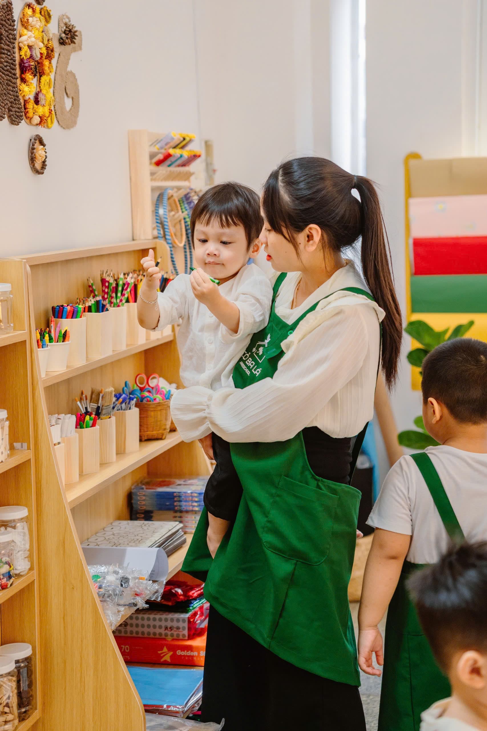 Bé và cô cùng thực hành gấp giấy origami