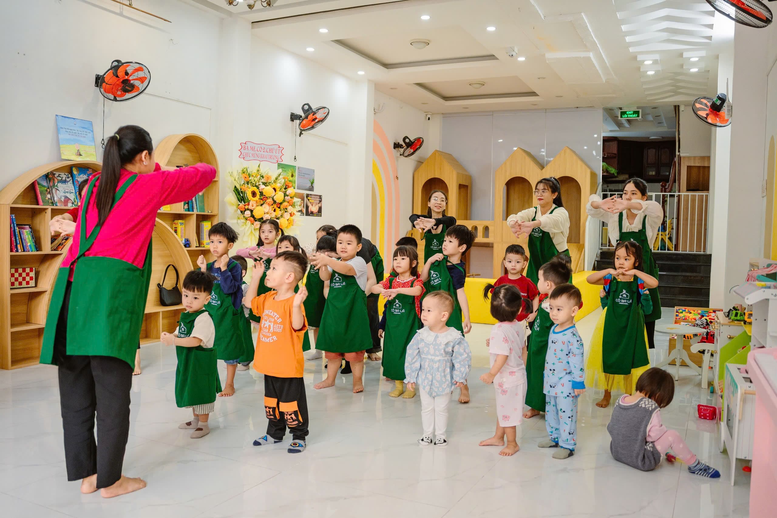 Cô giáo hướng dẫn bé chơi xếp hình