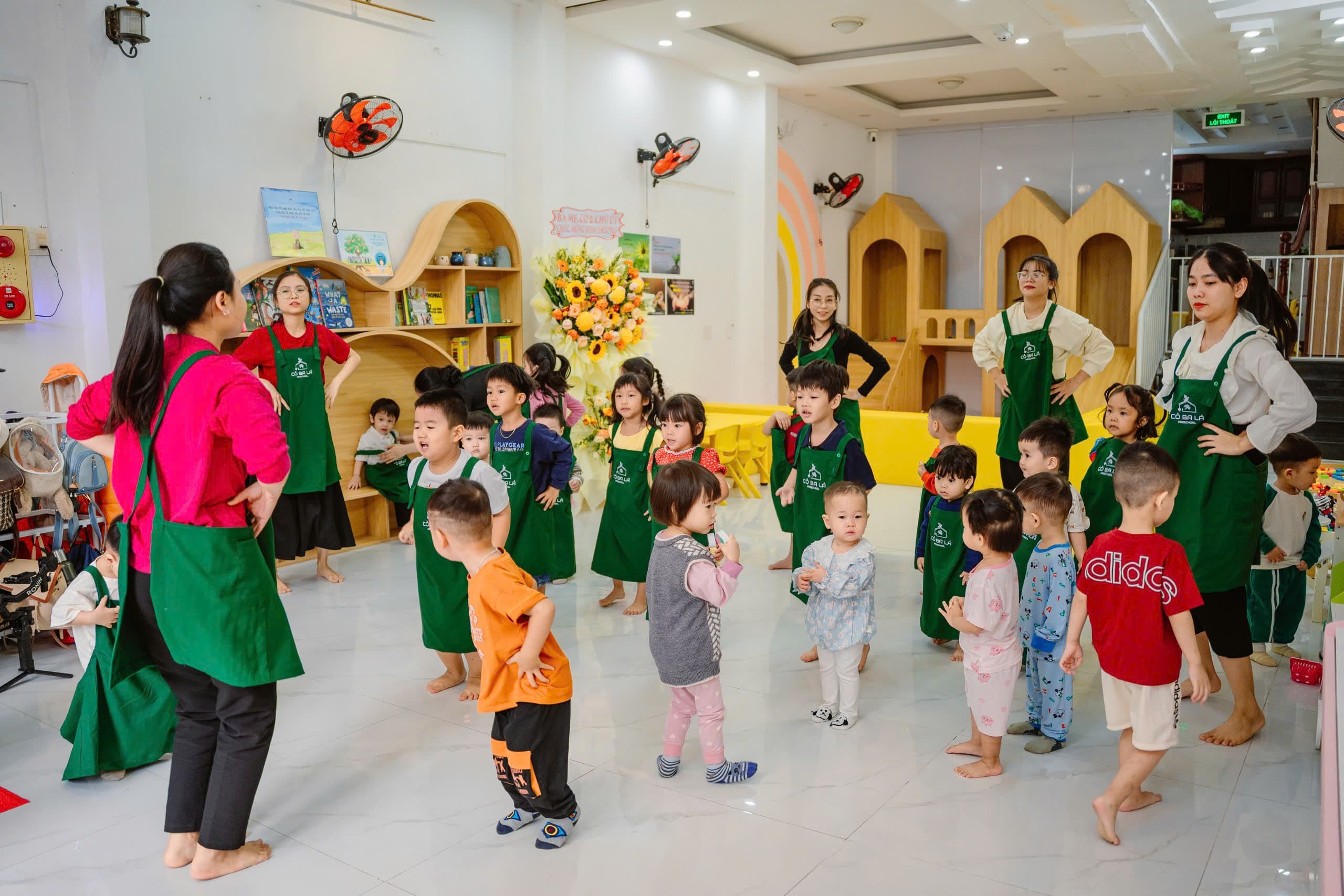 Bé cùng cô trồng cây xanh tại sân trường