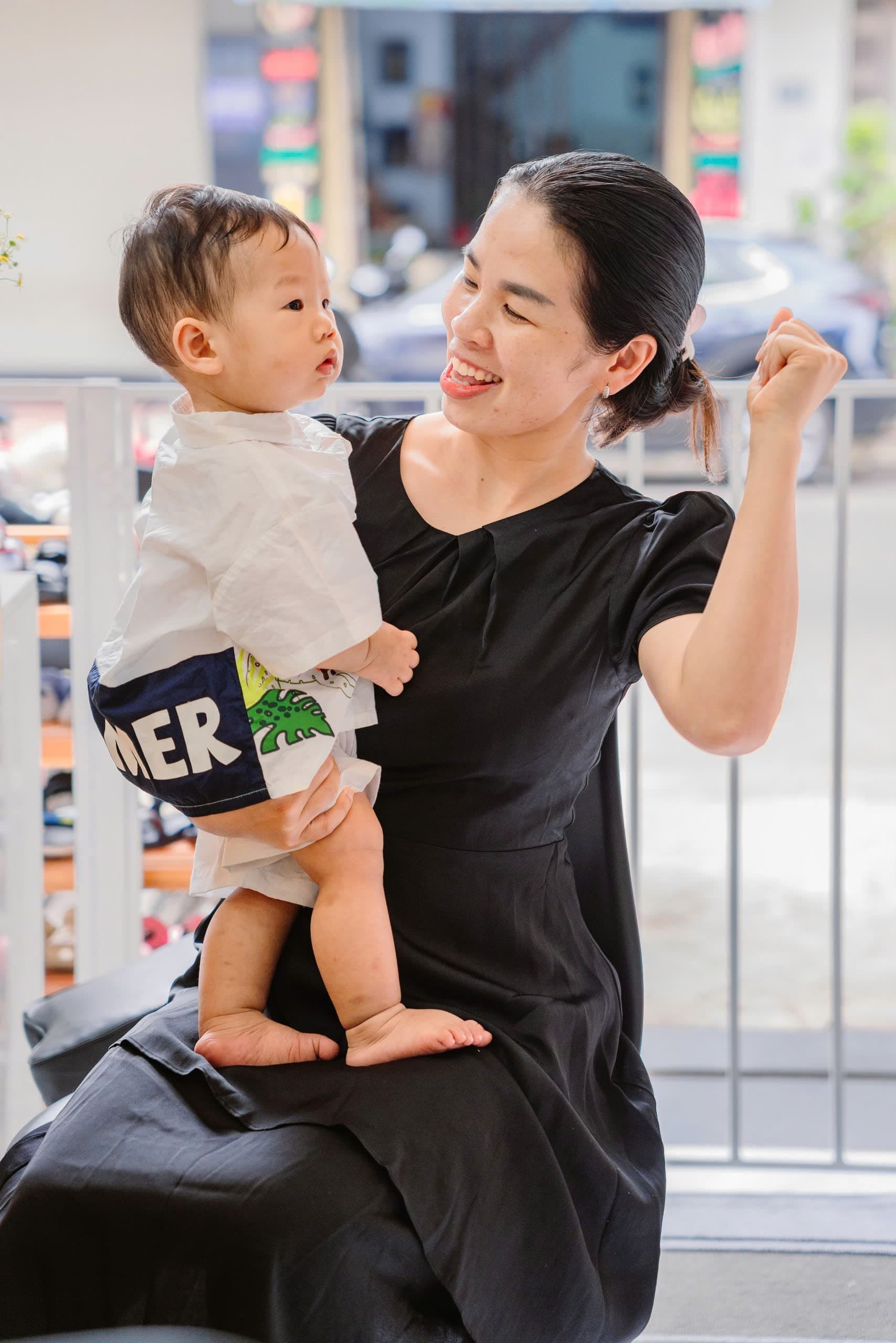 Cô giáo đọc truyện cho các bé nghe