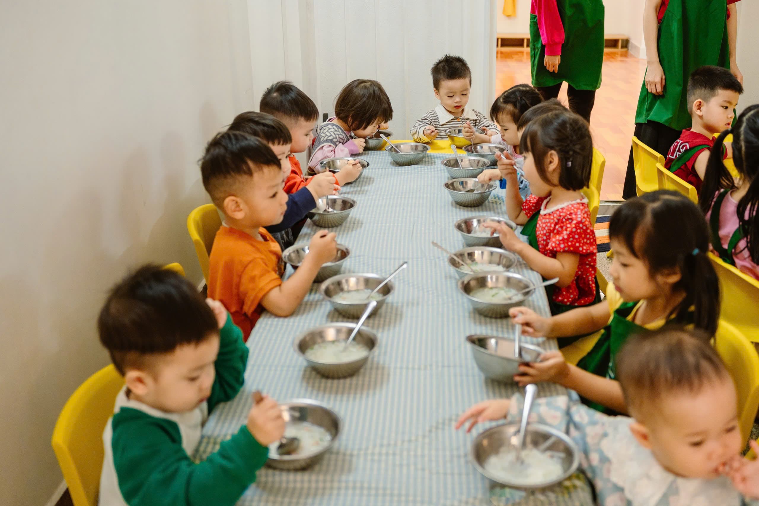 Giáo viên cùng bé vẽ tranh sáng tạo