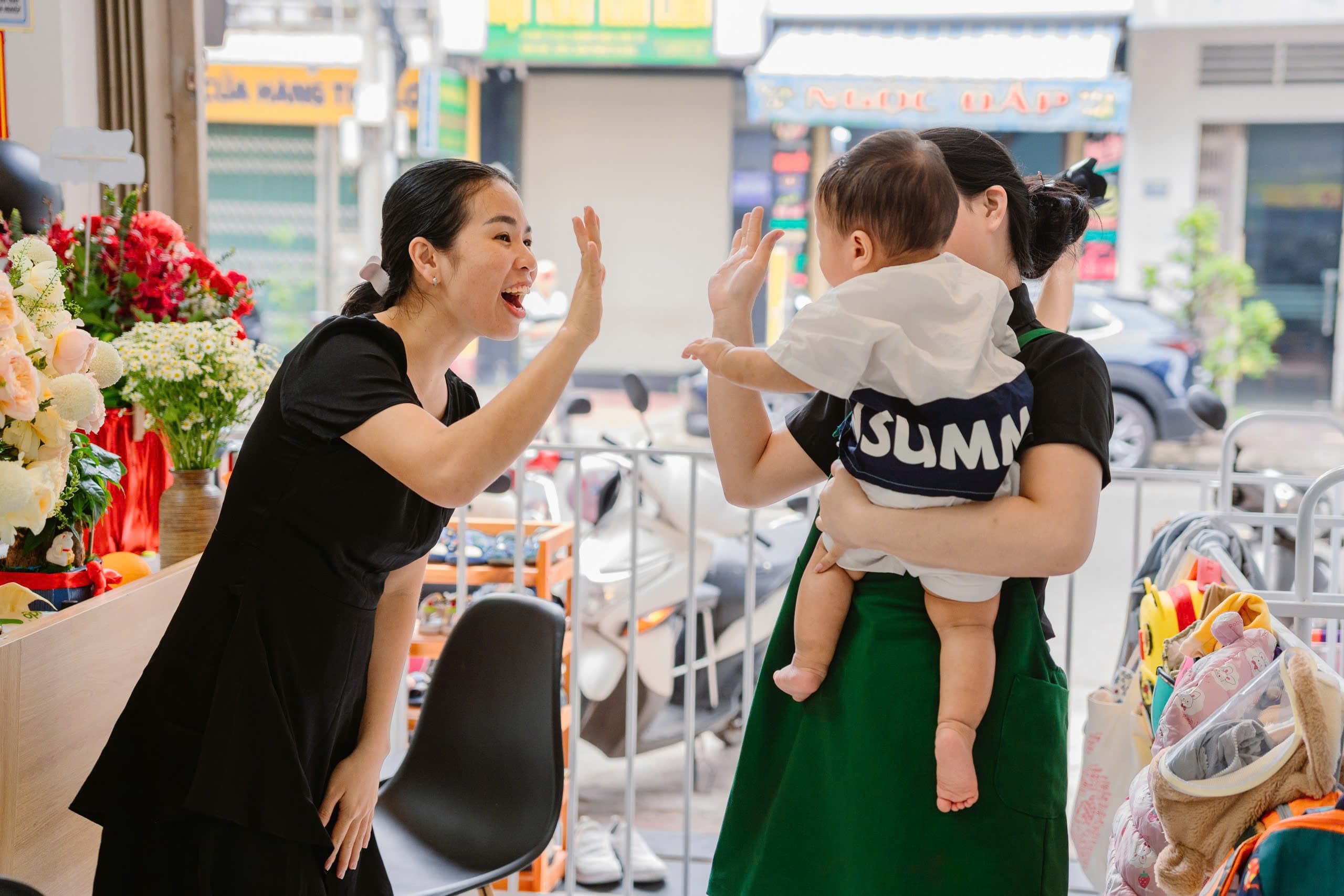 Bé cùng cô trồng cây xanh tại sân trường