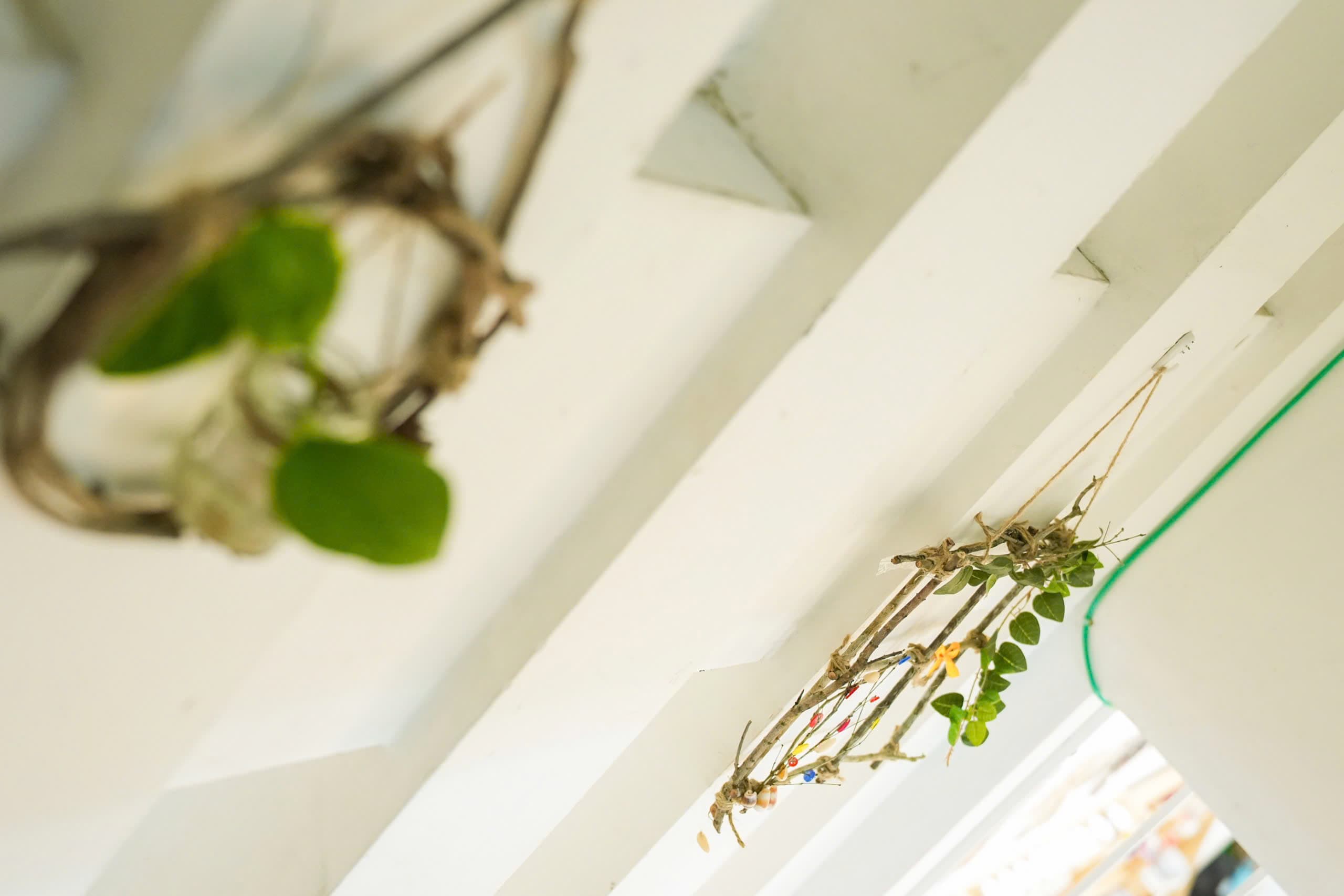 Bé vui chơi sáng tạo cùng bạn bè trong lớp