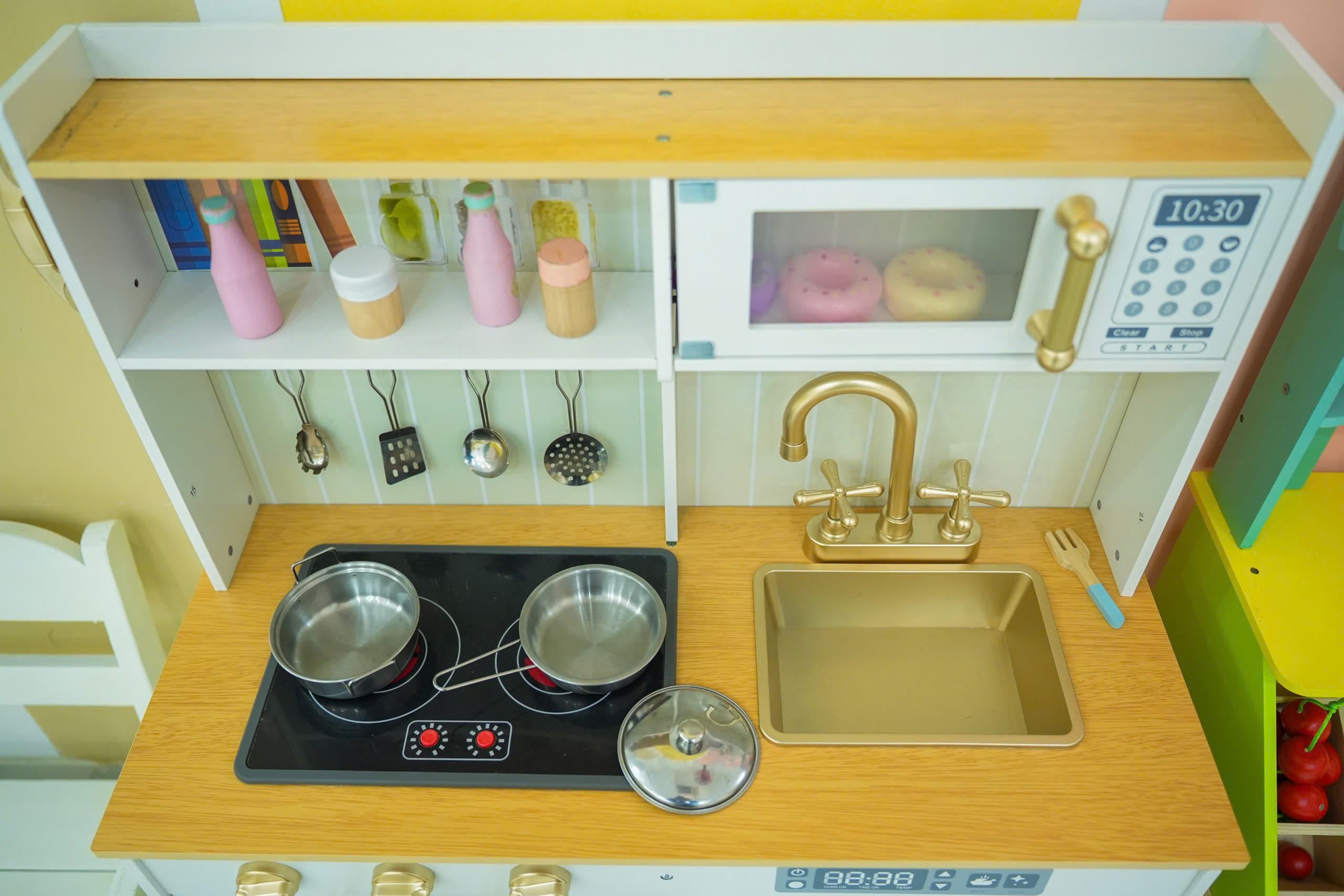 Bé vui chơi sáng tạo cùng bạn bè trong lớp