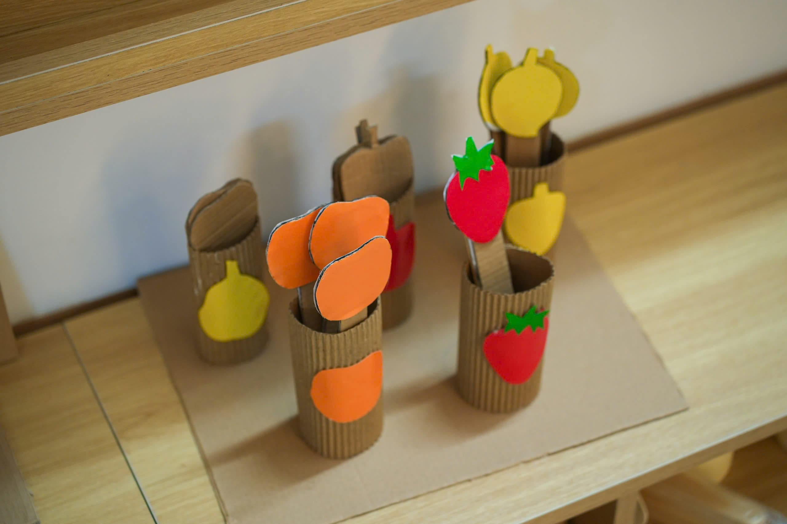 Bé vui chơi sáng tạo cùng bạn bè trong lớp