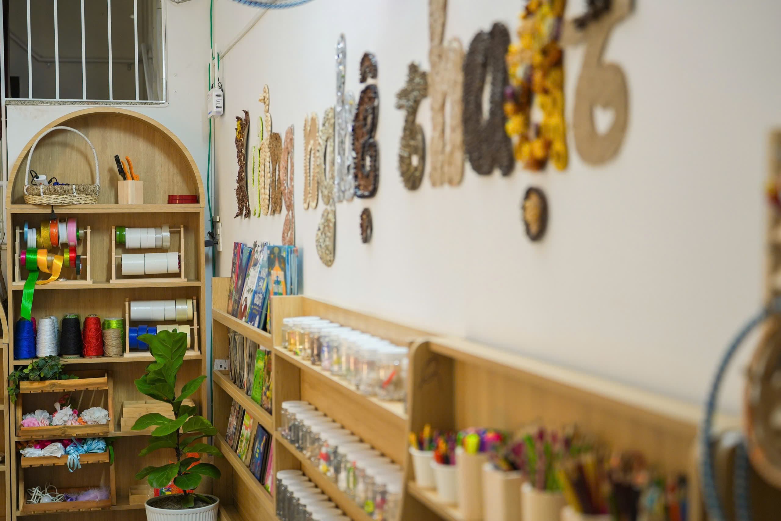 Không gian chơi ngoài trời rộng rãi, an toàn