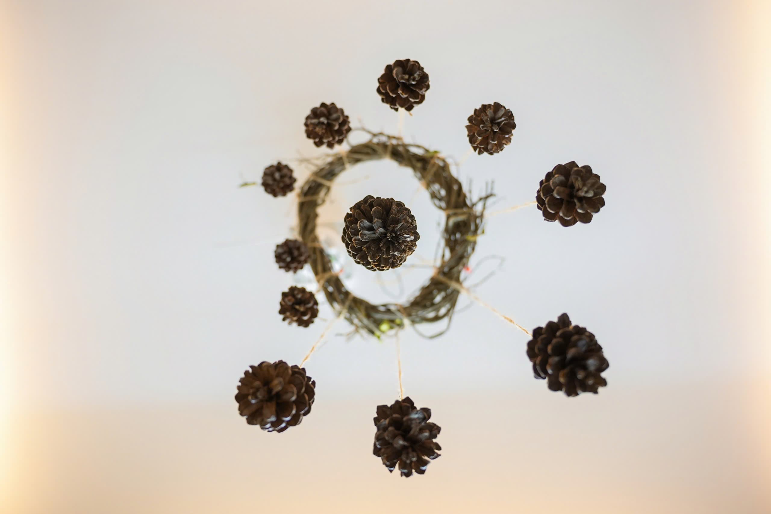 Bé vui chơi sáng tạo cùng bạn bè trong lớp