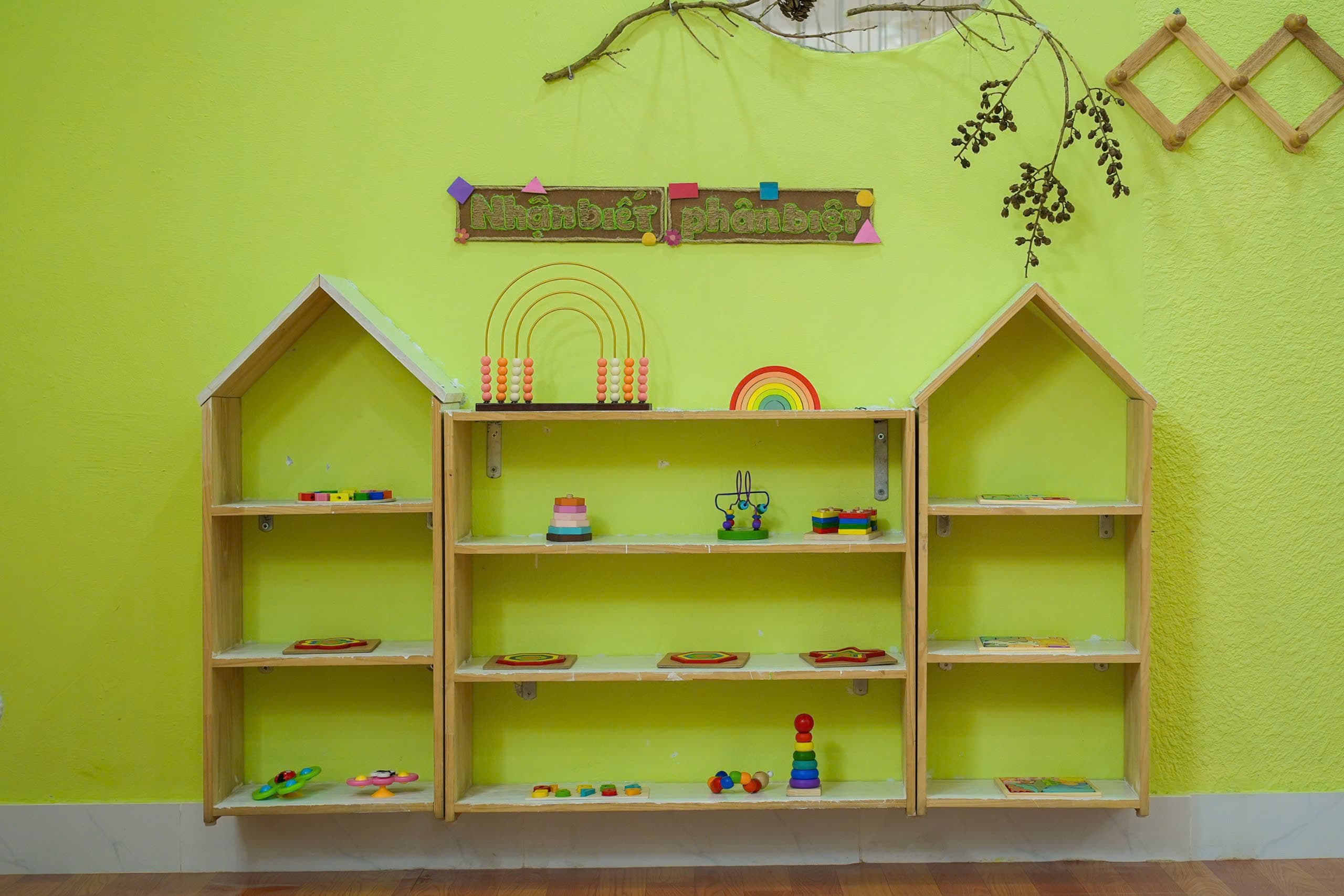 Góc học tập với bàn ghế mini dành cho bé