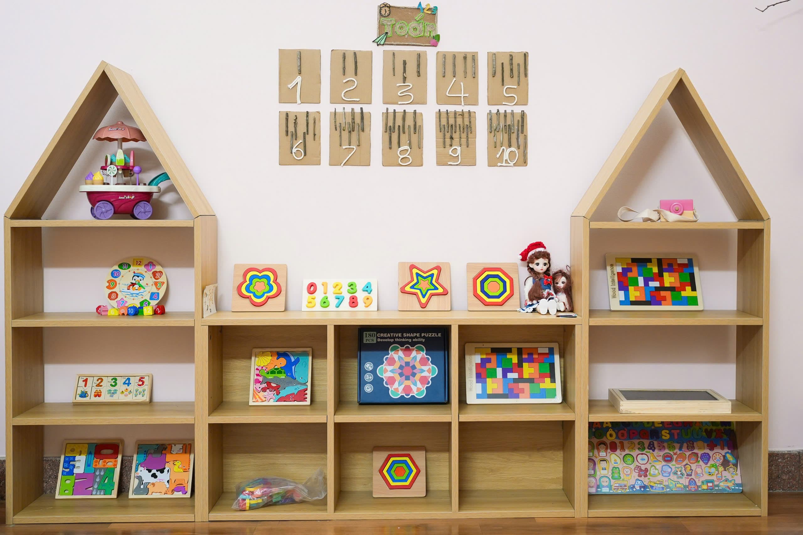 Bé vui chơi sáng tạo cùng bạn bè trong lớp