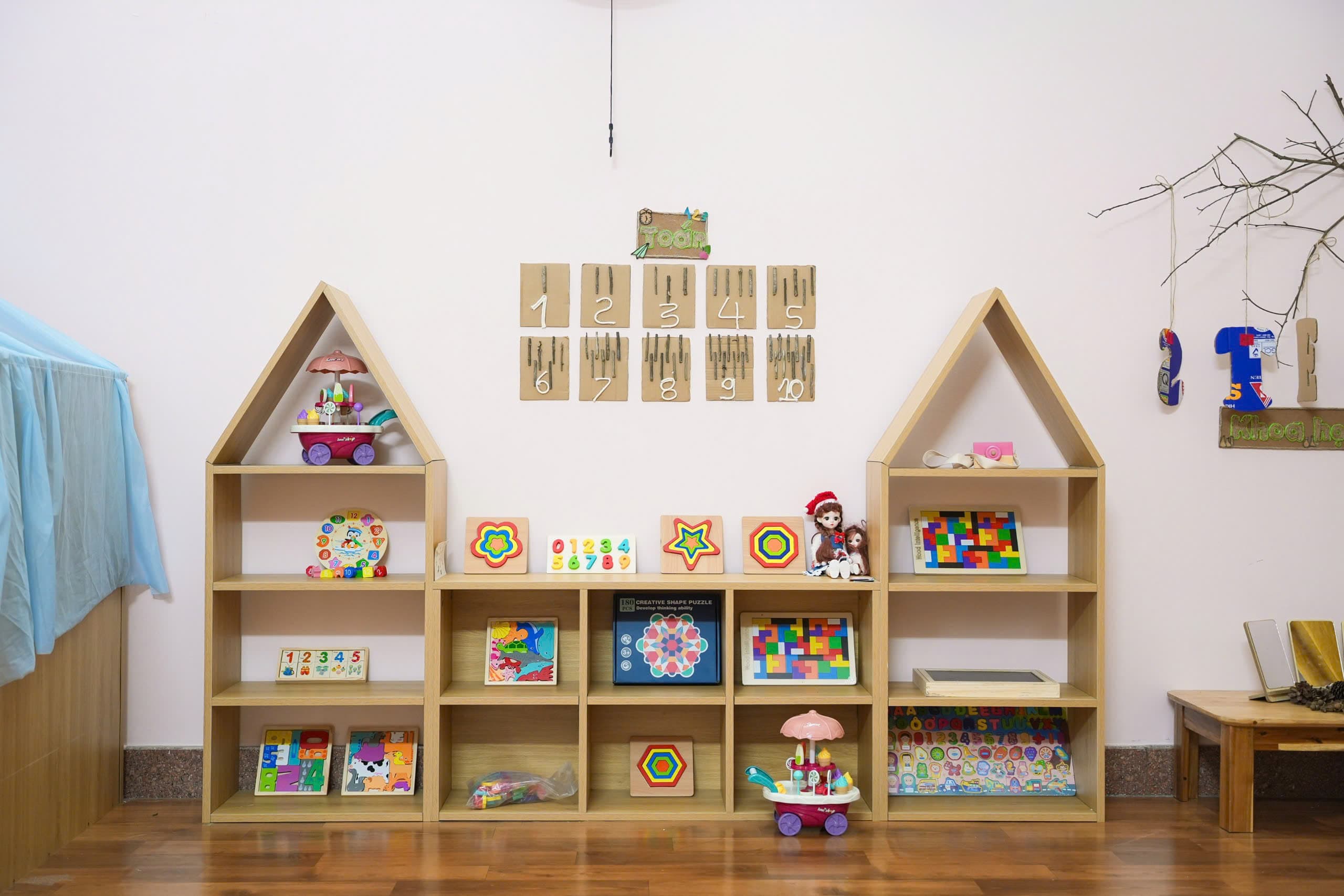 Không gian chơi ngoài trời rộng rãi, an toàn