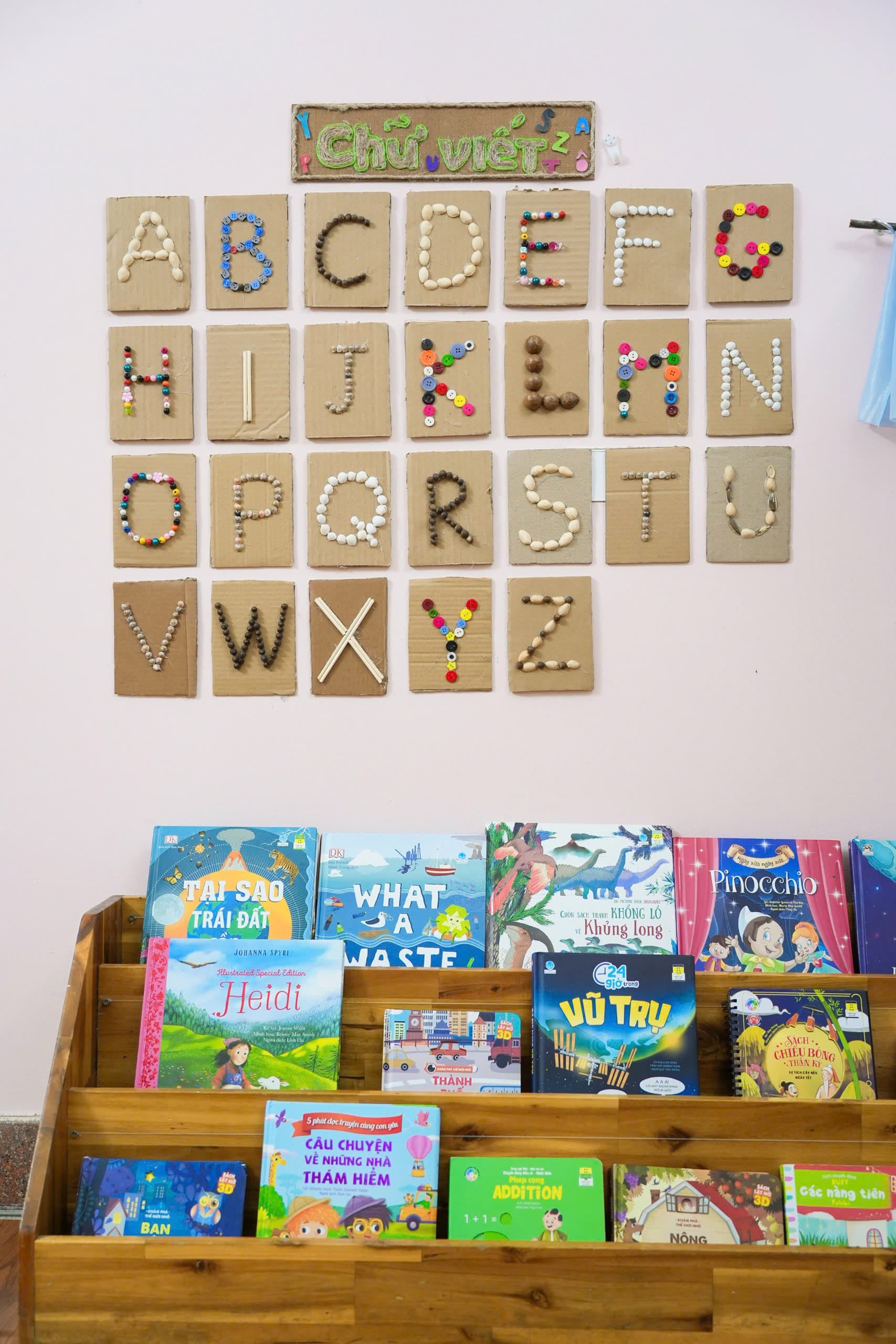 Bé vui chơi sáng tạo cùng bạn bè trong lớp