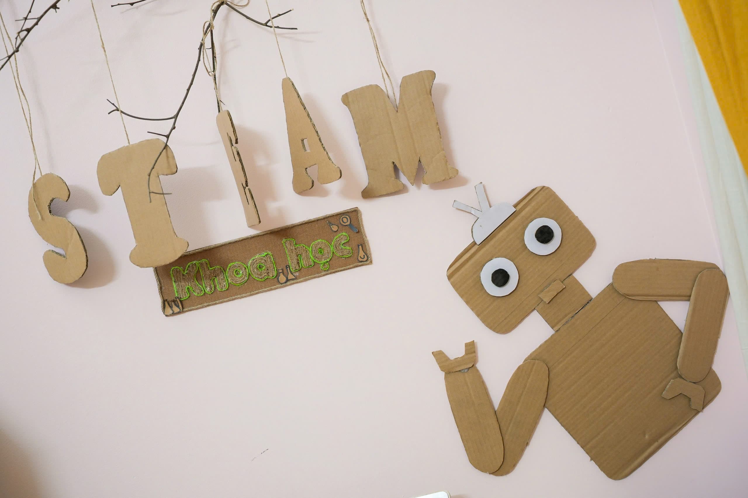 Không gian chơi ngoài trời rộng rãi, an toàn